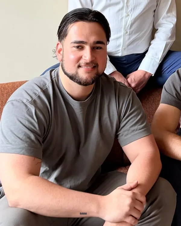 Lars, growth- en recruitmentspecialist bij WerkenindeGHZ, zittend op een bank in een grijs T-shirt